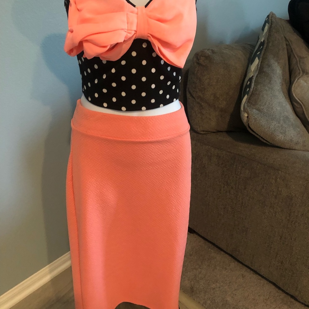 Black polka dot tube top with peach bow